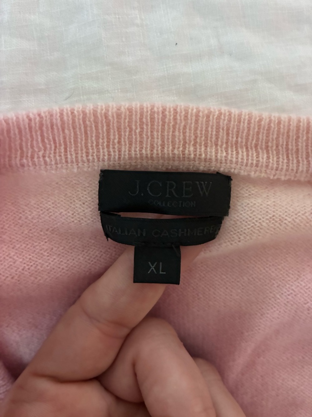 J. Crew Women's Italian cashmere V-Neck Sweater in Light Blush Pink - Picture 3 of 6